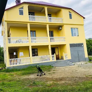 Yellow House In The Makhinjauri Гостевой дом